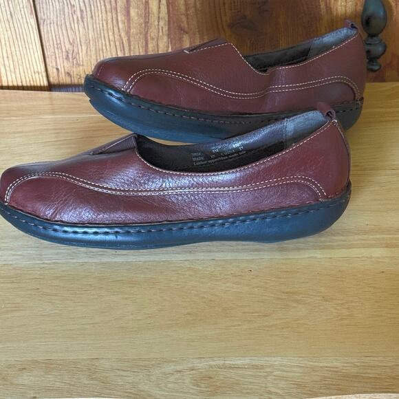 Clarks Women's Leather Cyrus Center Gore Loafer Brown Shoe, size 8Medium Slip On - Picture 2 of 8